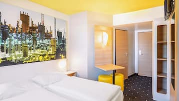 Quadruple Room | Desk, soundproofing, free WiFi, bed sheets