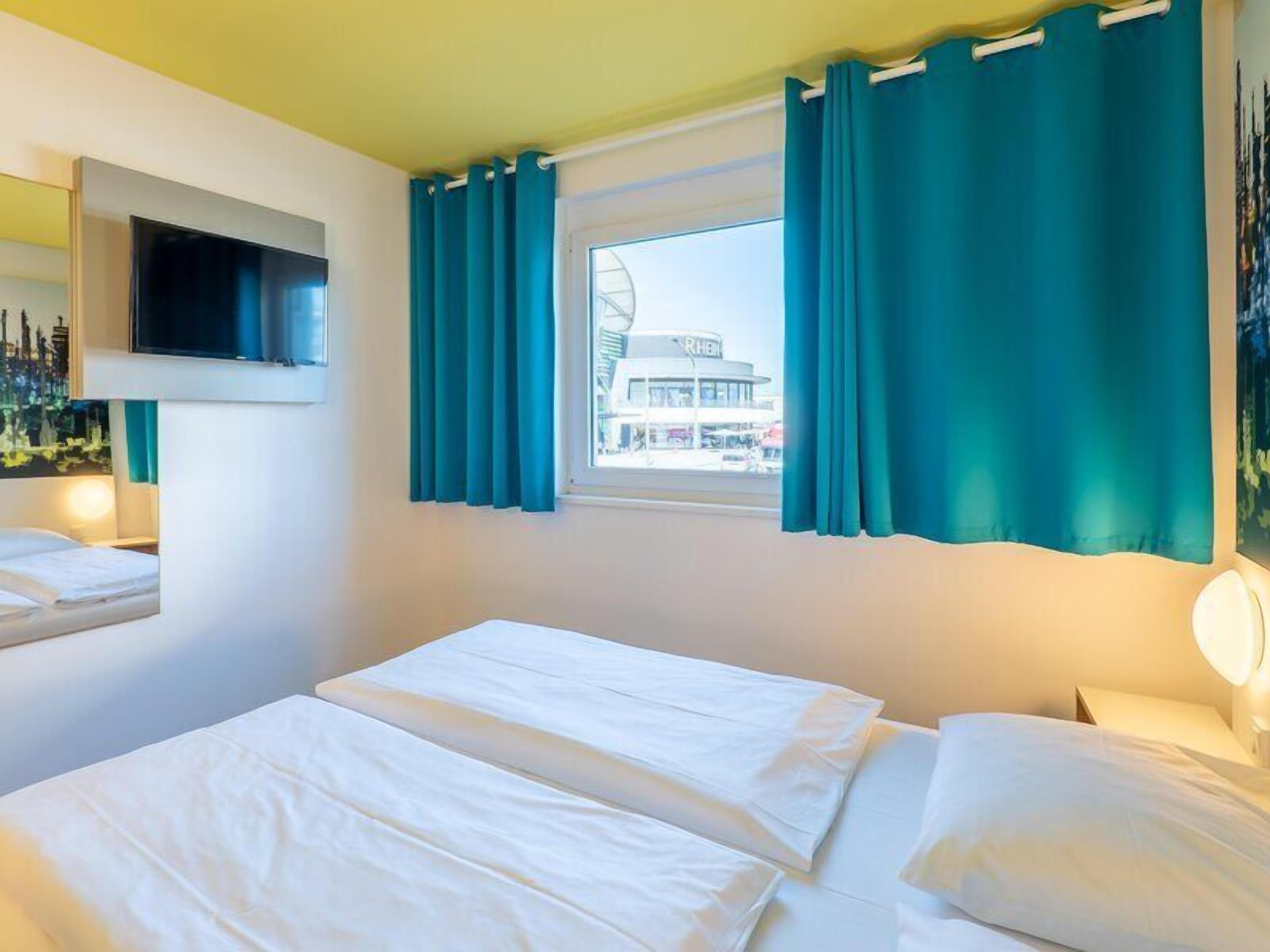 Een bureau, geluiddichte muren, gratis wifi, beddengoed