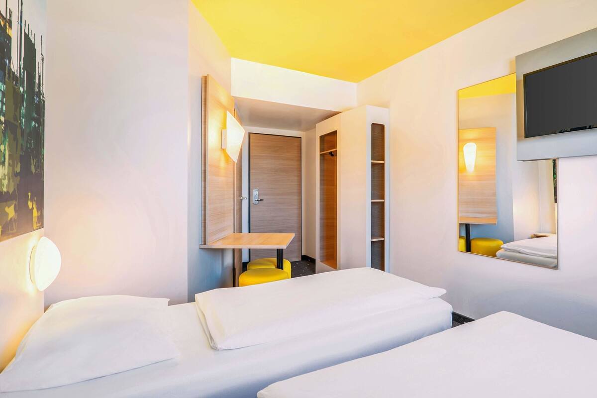 ห้องทวิน | โต๊ะทำงาน, ห้องเก็บเสียง, Wi-Fi ฟรี, ผ้าปูที่นอน