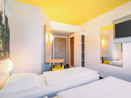 Quarto duplo | Escrivaninha, quartos à prova de som, Wi-Fi de cortesia, roupa de cama