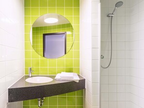 Desk, soundproofing, free WiFi, bed sheets - B&B Hotel Ludwigshafen (Ludwigshafen)