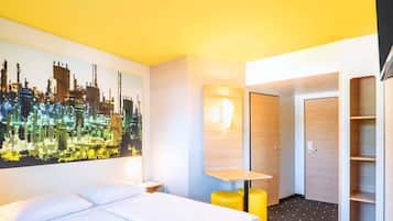 Työpöytä, äänieristys, ilmainen Wi-Fi, vuodevaatteet