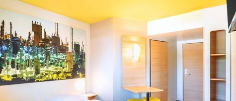 ダブルルーム | デスク、防音設備、WiFi (無料)、ベッドシーツ