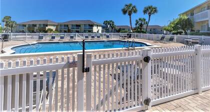 Beach front - On the sand - Beautiful, renovated, clean - Sleeps 6.