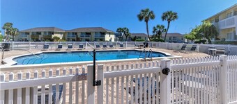 Beach front - On the sand - Beautiful, renovated, clean - Sleeps 6.