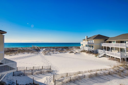 Beach front - On the sand - FREE beach Service - Sleeps up to 6. Renovated-clean