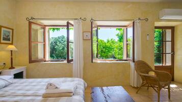 4 slaapkamers, een strijkplank/strijkijzer, gratis wifi, beddengoed