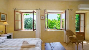 4 bedrooms, iron/ironing board, free WiFi, bed sheets