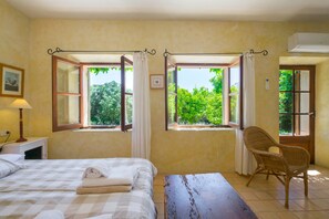 4 bedrooms, iron/ironing board, free WiFi, bed sheets