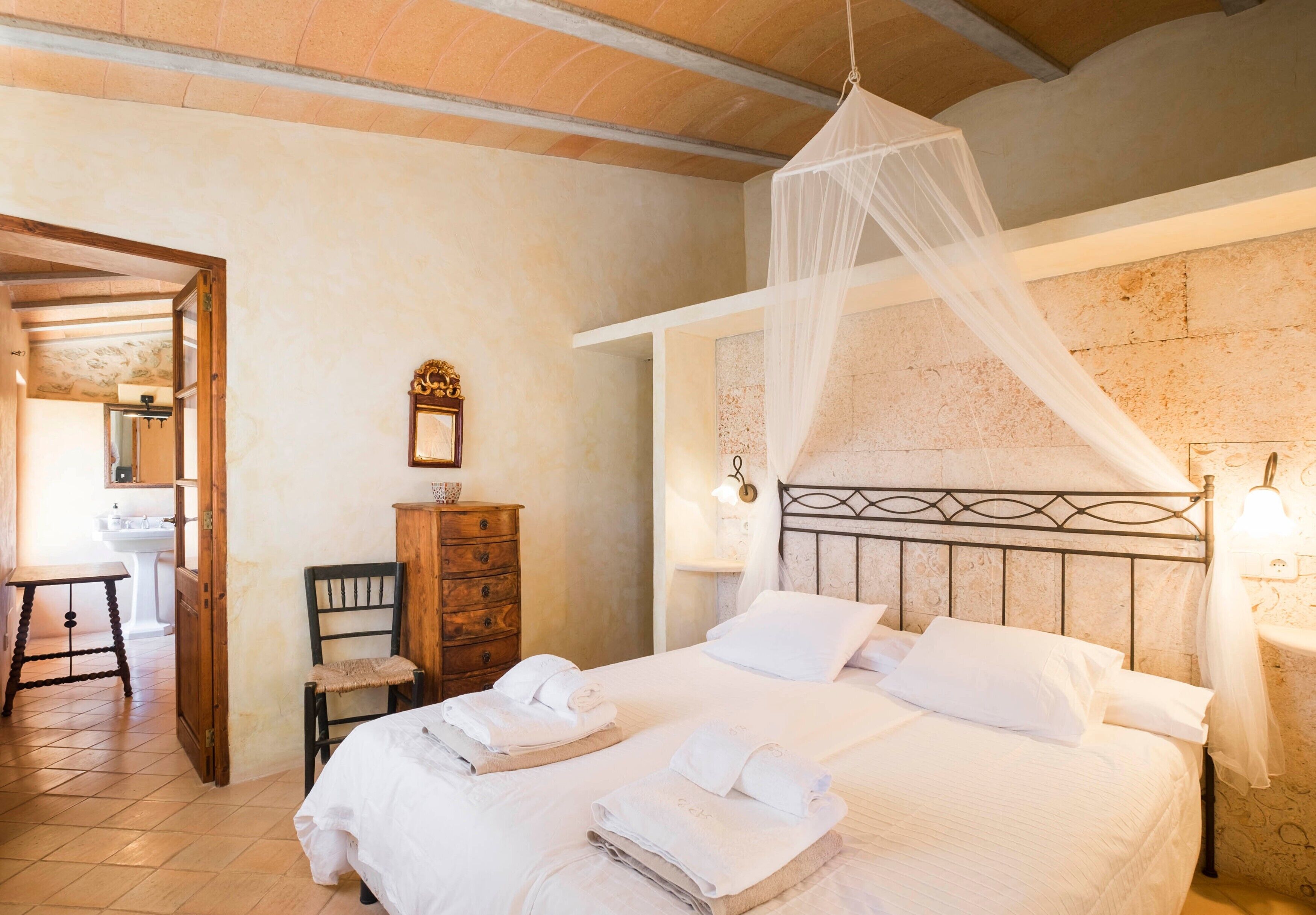 4 bedrooms, iron/ironing board, free WiFi, bed sheets