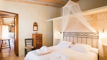 4 bedrooms, iron/ironing board, free WiFi, bed sheets