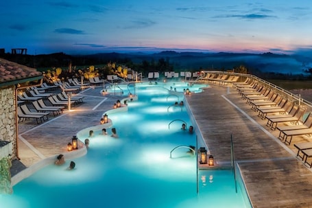 Pool. B&B San Paterno industrial Vintage triple room