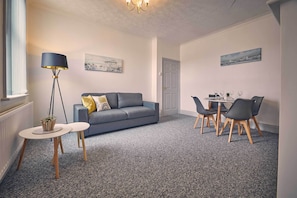 House | Living area | 32-inch flat-screen TV with satellite channels, TV, Netflix