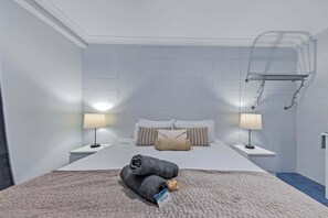 2 makuuhuonetta, silitysrauta/-lauta, vuodevaatteet