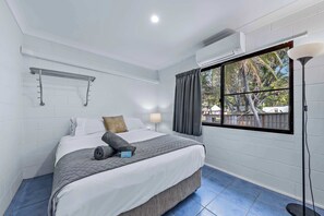 Iron/ironing board, bed sheets