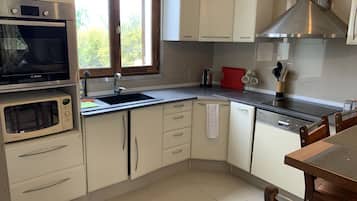 Geladeira, micro-ondas, fogão, cooktop