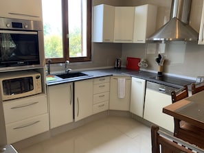 Refrigerador, microondas, horno y parrilla de estufa 