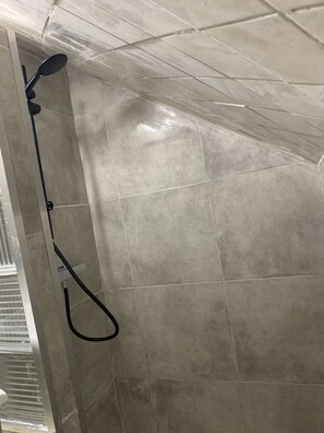 Regadera, secadora de cabello, toallas, jabón 