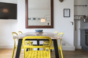 In-room dining - JOIVY Smart 3 bed Flat in Islington, Close to Angel Tube (London)