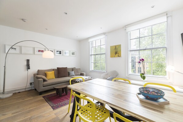 Apartment (3 Bedrooms) | Living area