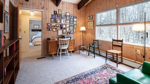 4 bedrooms, desk, iron/ironing board, WiFi - Mountain Biking, Hiking, Breweries & The Resort Just Minutes Away  (Stowe)
