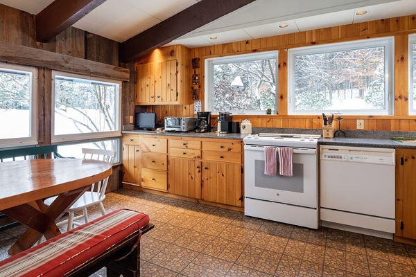 Kylskåp, mikrovågsugn, ugn och spishäll