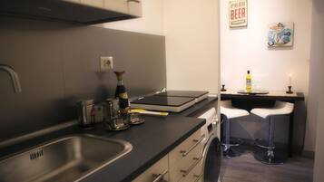 Réfrigérateur, micro-ondes, plaque de cuisson, lave-vaisselle