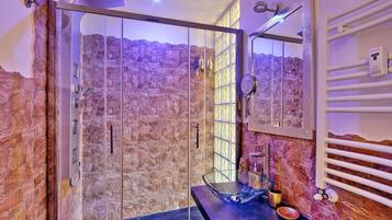 Doccia, asciugacapelli, bidet