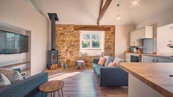 منزل | منطقة المعيشة | تلفزيون بشاشة مسطحة بحجم 32-بوصة يعرض قنوات فضائية، تلفزيون