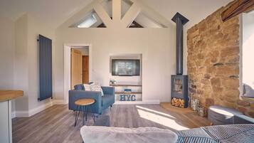 منزل | منطقة المعيشة | تلفزيون بشاشة مسطحة بحجم 32-بوصة يعرض قنوات فضائية، تلفزيون