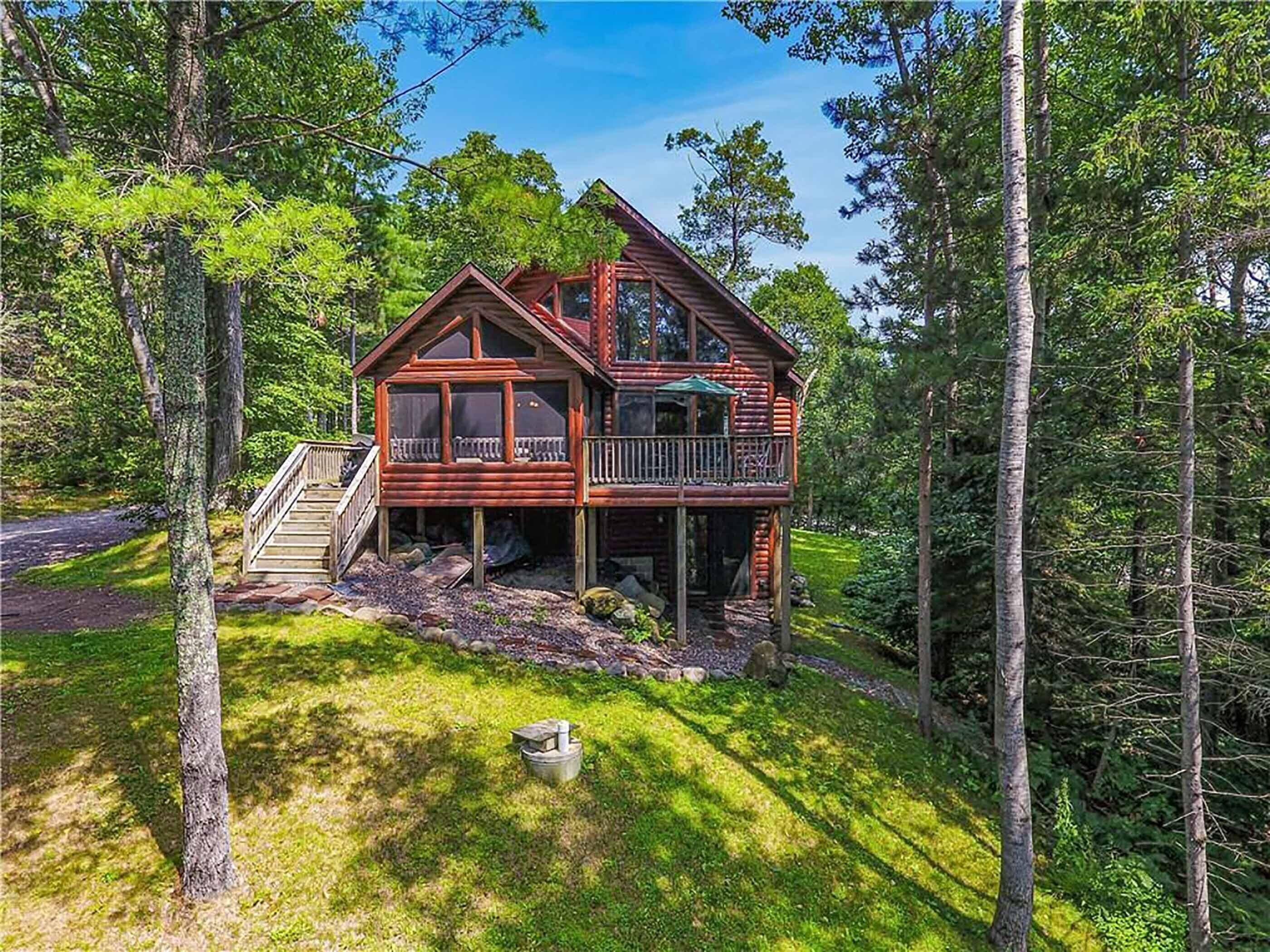 Comfortable lake home with Sandy beach and private dock on LCO Lake