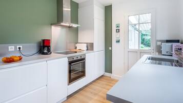 Réfrigérateur, micro-ondes, four, lave-vaisselle