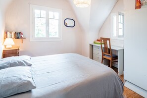 2 bedrooms, desk, iron/ironing board, free WiFi