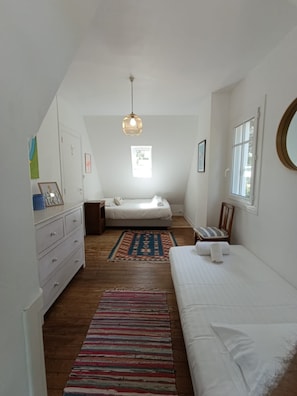 2 slaapkamers, een bureau, een strijkplank/strijkijzer, gratis wifi
