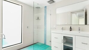 Douche, sèche-cheveux, serviettes fournies