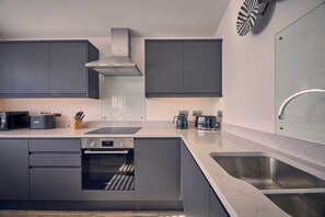 ハウス | 専用キッチン | 冷蔵庫、電子レンジ、オーブン、コンロ