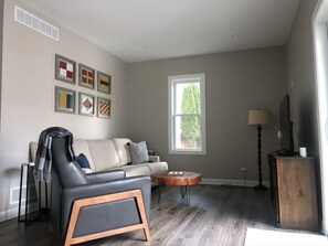 TV - Vintage, restored home w/ pool, hot tub & courtyard-just blocks to town & beach (New Buffalo)