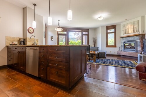 901 Luxury Condos l Dog Friendly