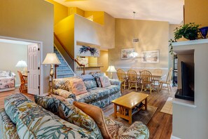 Een televisie, een open haard, een dvd-speler en een stereo