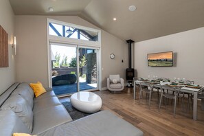 TV, fireplace, stereo