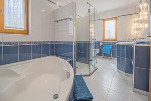 Badewanne, Haartrockner, Handtücher