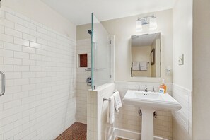 Hair dryer, towels - Cozy, downtown townhouse w/ free WiFi & central A/C - walk everywhere (Savannah)