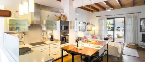 Refrigerador, microondas, horno y parrilla de estufa