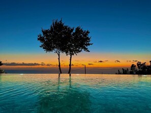 An infinity pool with clear water and a sunset view. - Cottage Sea and Sun (Vico Equense)