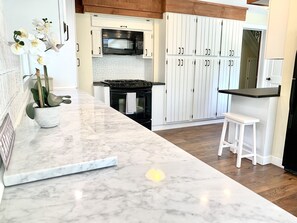 Een koelkast, een microgolfoven, een oven, een kookplaat