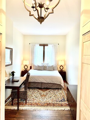5 Schlafzimmer, Schreibtisch, Bügeleisen/Bügelbrett, Reisekinderbett