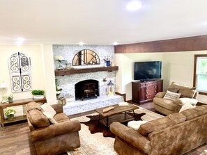 スマートテレビ、暖炉、テレビゲーム、書庫