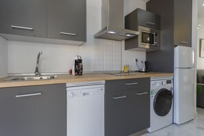Réfrigérateur, micro-ondes, plaque de cuisson, lave-vaisselle