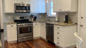 Micro-ondas, lava-louças, cafeteira/chaleira