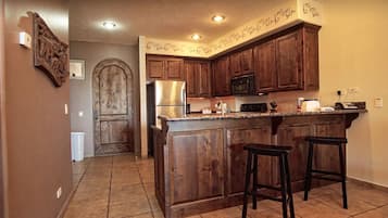 Jääkaappi, mikroaaltouuni, uuni, liesi